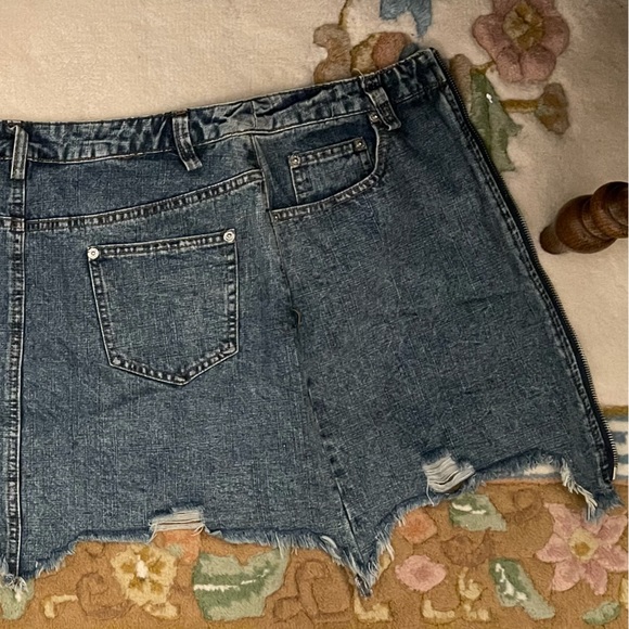 Fashion Nova Denim Skirt with vertical zipper. Size (M) Medium - Picture 4 of 13